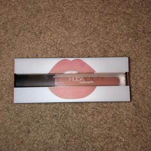 Huda Beauty Matte Liquid Lipstick in Bombshell